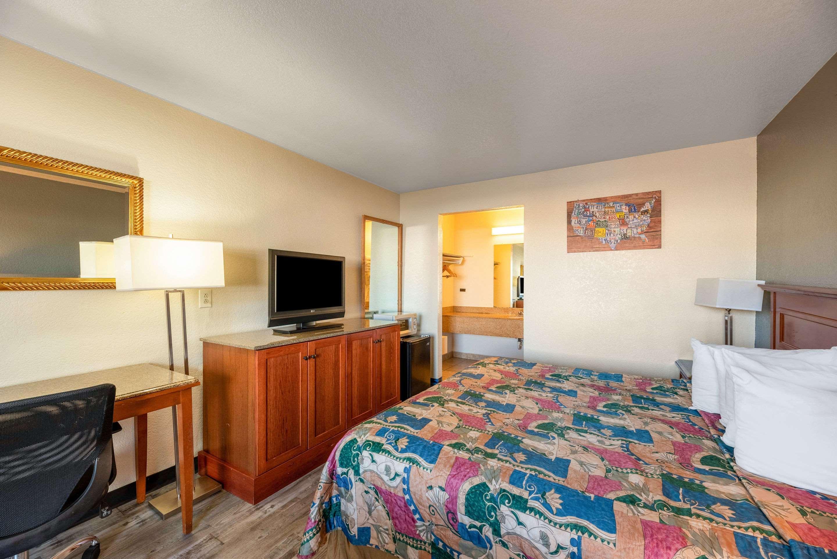 Econo Lodge Phoenix North I-17 Exterior photo